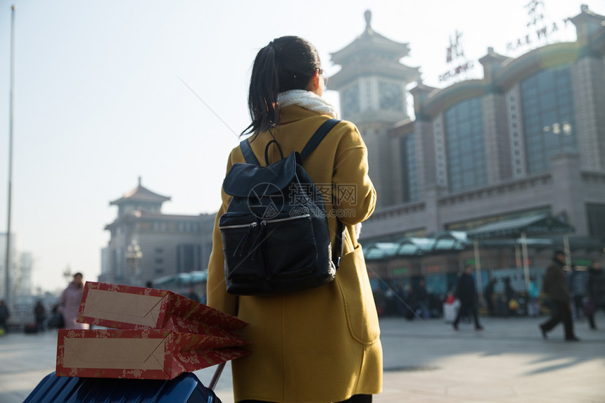 人仅一个青年女人休闲装青年女人在站前广场图片