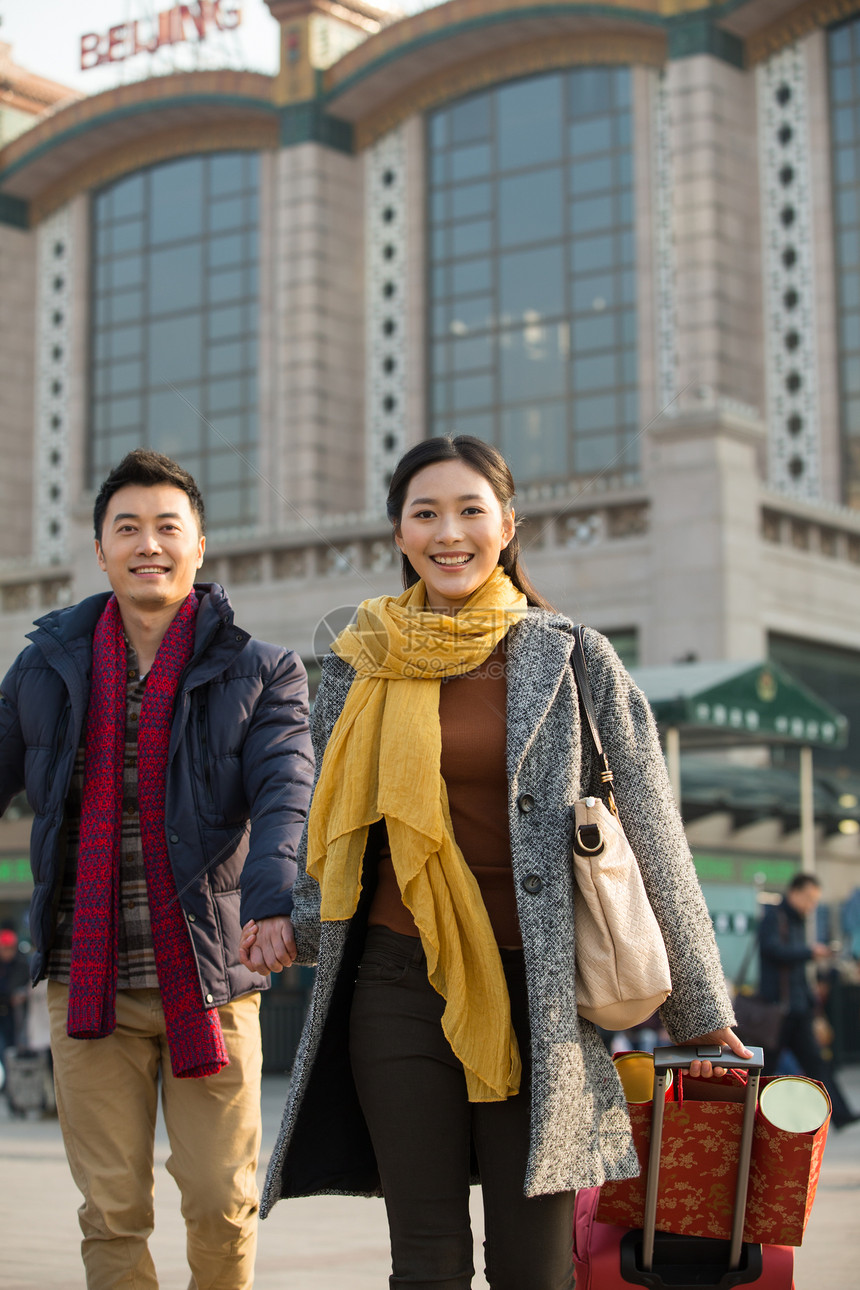 运输大楼旅途火车青年男女在站前广场图片