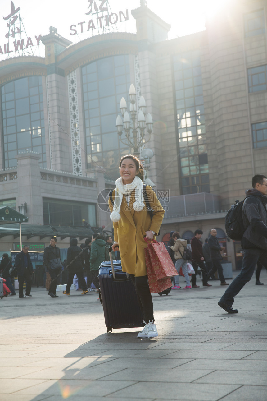 旅行的人亚洲成年人青年女人在站前广场图片