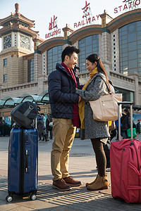 中年男人两个人旅途青年男女在站前广场图片