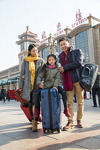 人成年人附带的人物幸福家庭在火车站图片