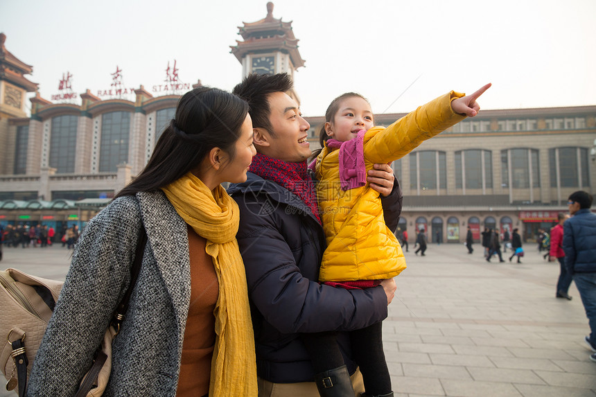 旅行的人女儿白昼幸福家庭在火车站图片