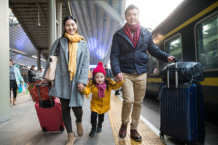 过年核心家庭中年男人幸福家庭在车站月台图片