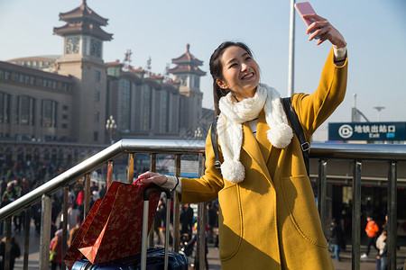 附带的人物休闲装幸福青年女人在站前广场建筑高清图片素材