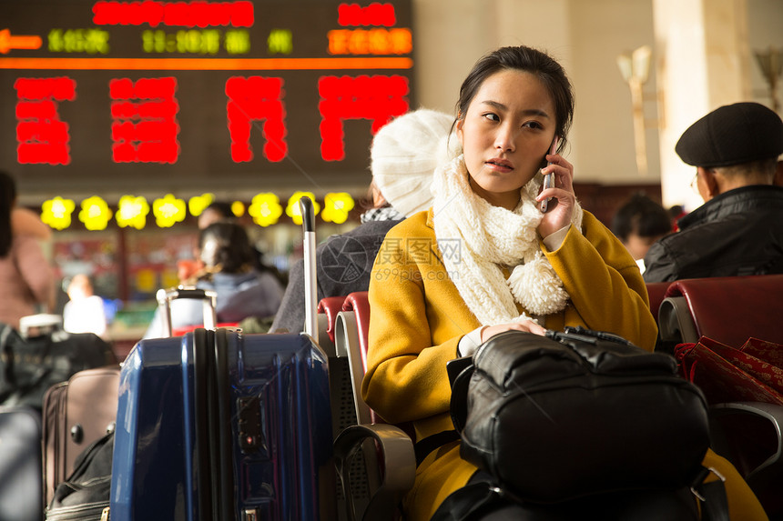 背包客水平构图旅行者青年女人在火车站图片