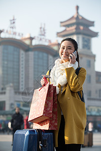 仅女人东亚公共交通青年女人在站前广场中国人高清图片素材