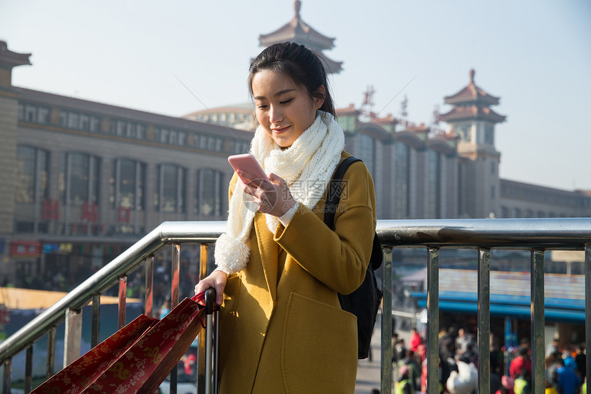 购物袋北京亚洲人青年女人在站前广场图片