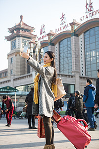 过年乘客青年女人在站前广场图片