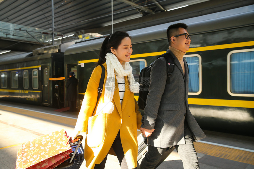 交通异恋旅途青年情侣在火车站图片