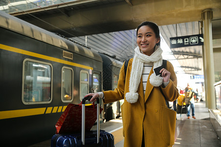 乘客休闲装离开青年女人在车站月台图片