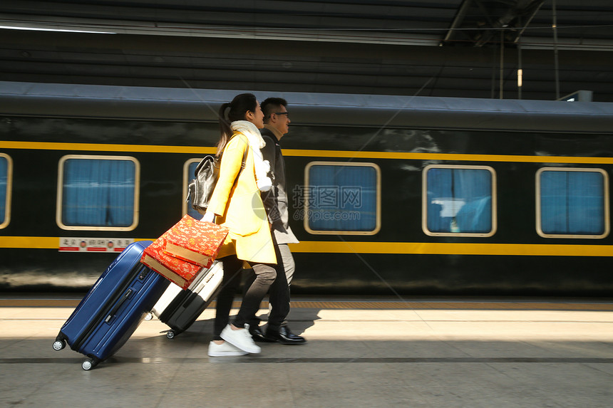 离开新年水平构图青年情侣在火车站图片