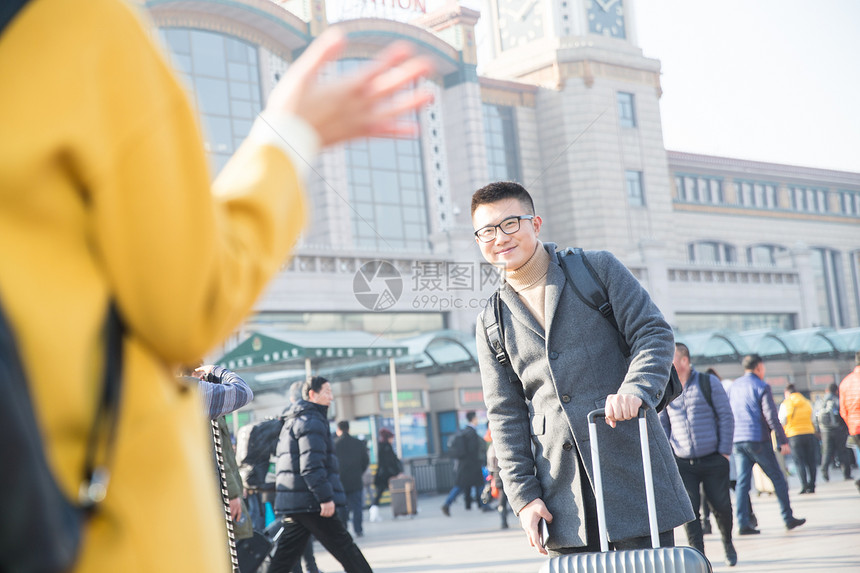 旅行者过年旅途青年男女在火车站图片