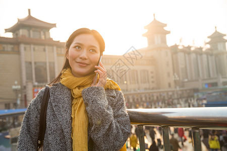 前景聚焦春运城市风光青年女人在站前广场图片