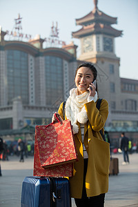 公共交通度假拿着青年女人在站前广场等待高清图片素材