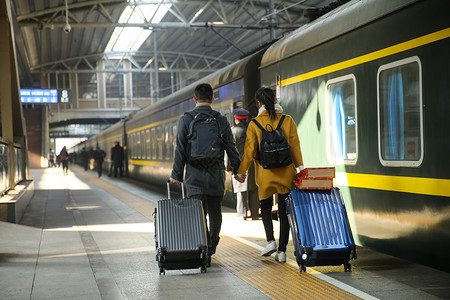 旅行的人青年人仅成年人青年情侣在火车站图片