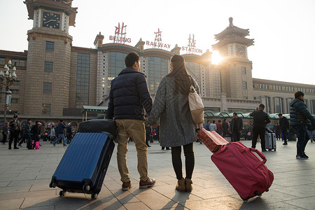 女人城市风光户外青年男女在站前广场图片