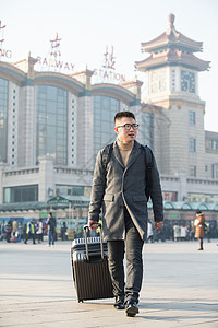 幸福东亚白昼青年男人在火车站图片