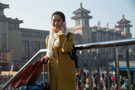 交通亚洲人漂亮的人青年女人在站前广场离开高清图片素材