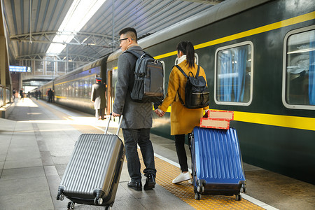 旅行箱乘客亚洲青年情侣在火车站背景图片
