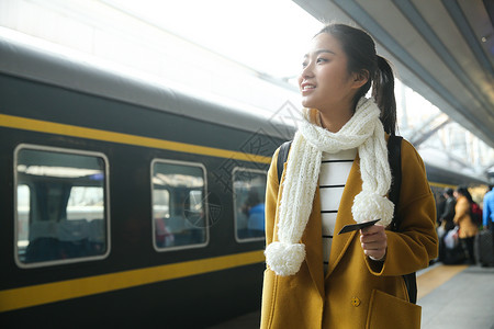 成年人休闲装乘客青年女人在车站月台图片