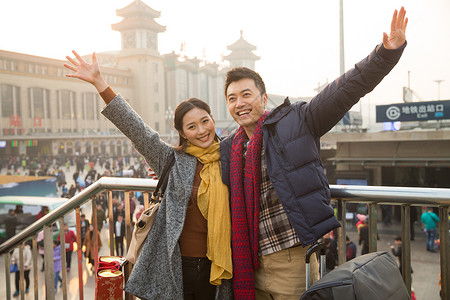 女人旅行的人出发青年男女在站前广场背景图片