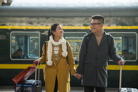 旅行箱漂亮的人旅游青年情侣在火车站图片