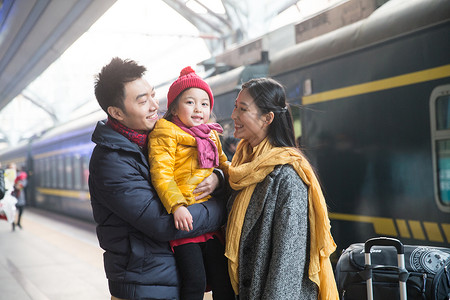 父亲新年青年女人幸福家庭在车站月台图片