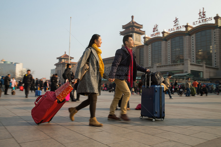 情侣旅游行李青年男女在站前广场图片