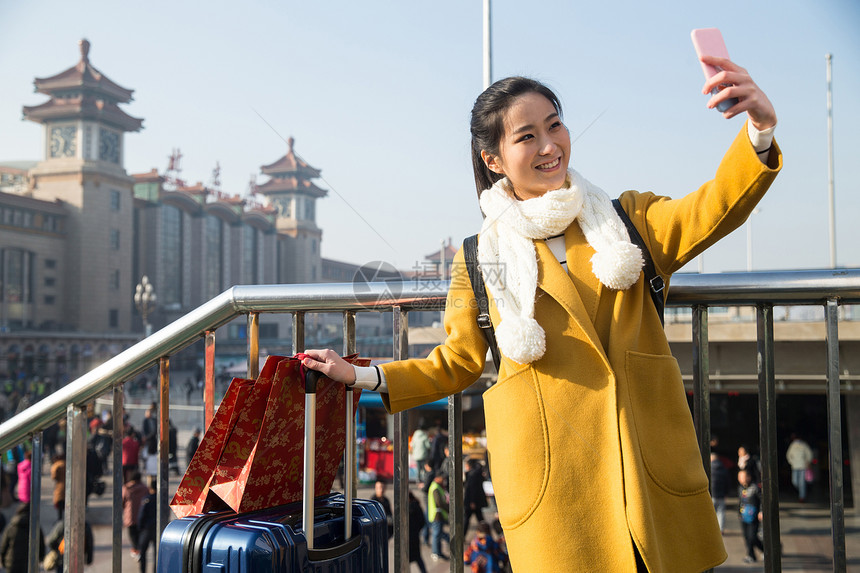 旅行者公共交通北京青年女人在站前广场图片