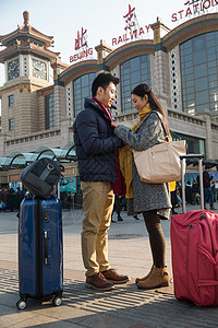 旅游旅行者青年男女在站前广场背景图片