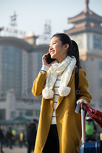 成年人火车站旅行者青年女人在站前广场春运高清图片素材