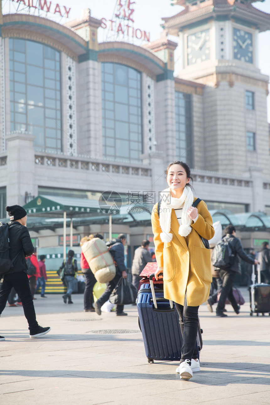 仅女人东方人旅行者青年女人在站前广场图片