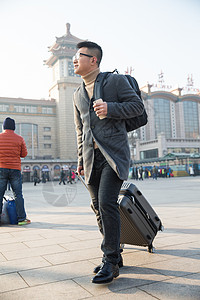 运输大楼春节旅行的人青年男人在火车站图片