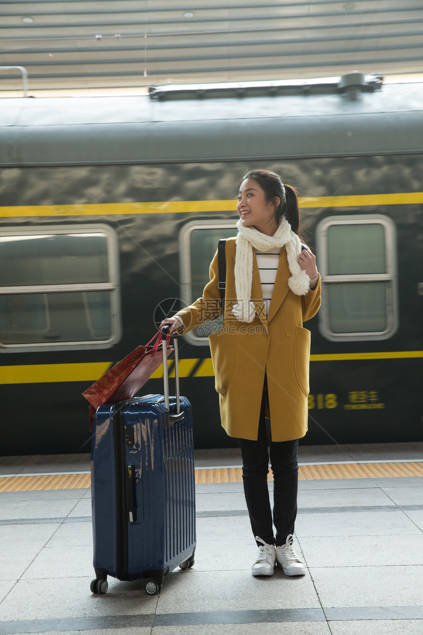 旅行的人离开东方人青年女人在车站月台图片