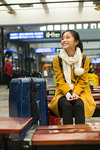 旅游走廊候车室青年女人在火车站图片