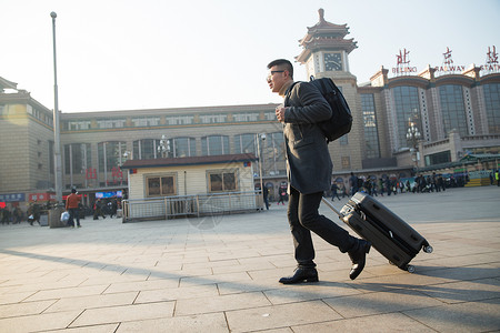 旅行亚洲旅途青年男人在火车站图片