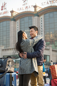 交通拥抱新年青年情侣在火车站图片