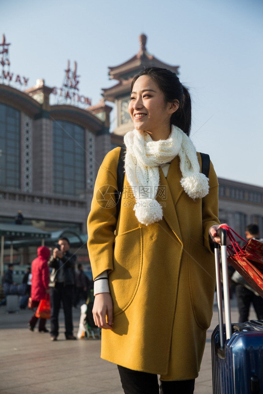 白昼成年人摄影青年女人在站前广场图片