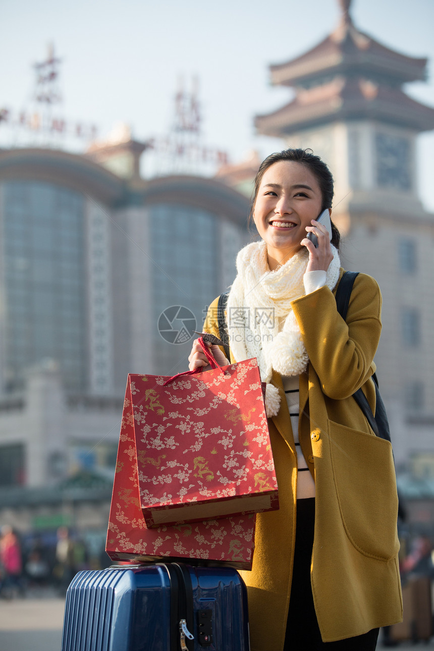 交通白昼仅一个人青年女人在站前广场图片