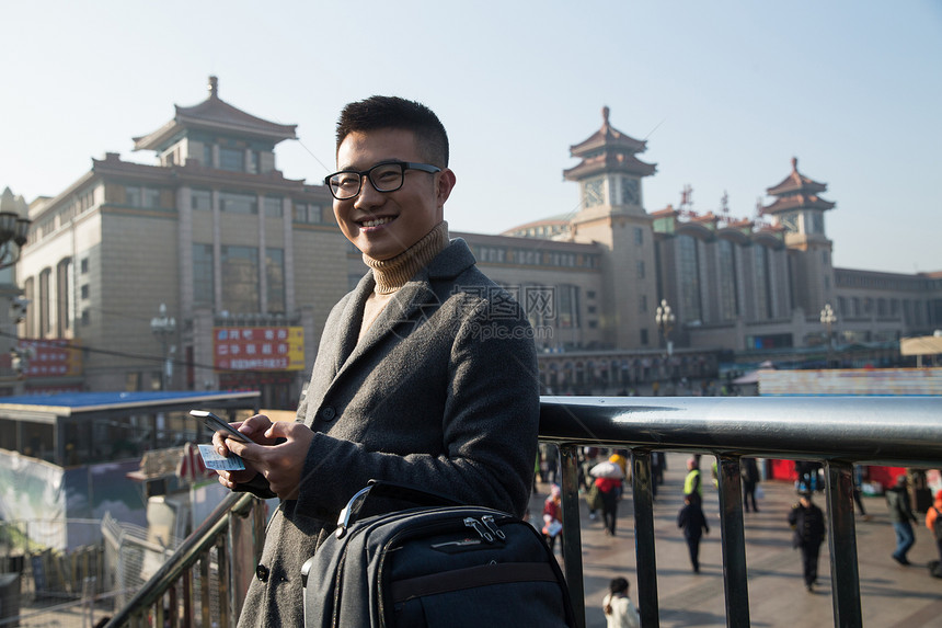 仅男人日光水平构图青年男人在火车站图片