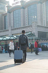 过年城市风光旅行者青年男人在火车站背景图片