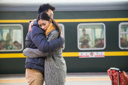 离开回家春节年轻情侣在火车站图片