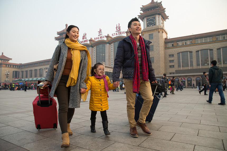 彩色图片围巾北京幸福家庭在站前广场图片