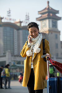 人车站旅行者青年女人在站前广场旅途高清图片素材