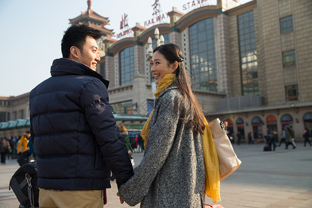 异恋两个人成年人青年男女在站前广场图片