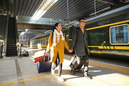 旅行者背包客女人青年情侣在火车站图片