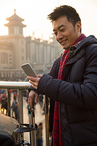 东亚青年人春节中年男人在火车站图片