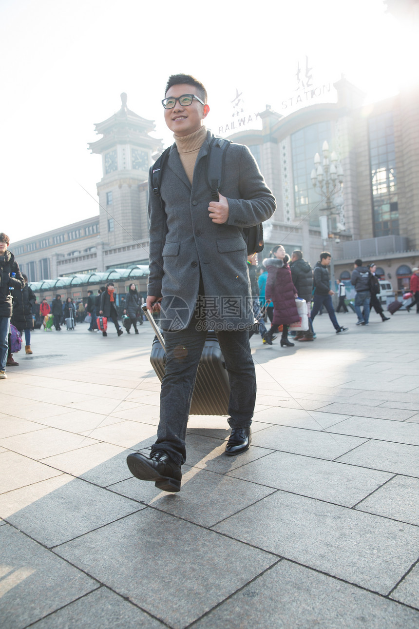 彩色图片仅男人青年人青年男人在火车站图片