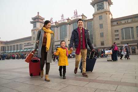 出发休闲装旅行的人幸福家庭在站前广场图片