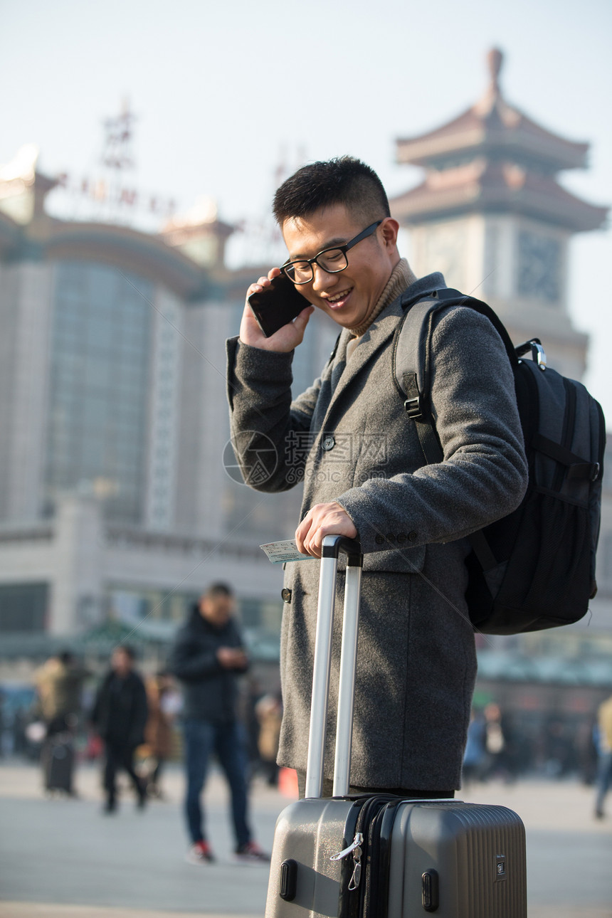 旅行者人广场青年男人在火车站图片